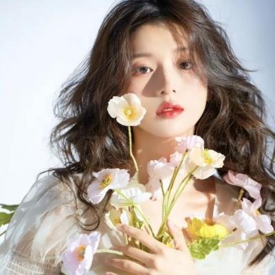 出墙红杏两家春